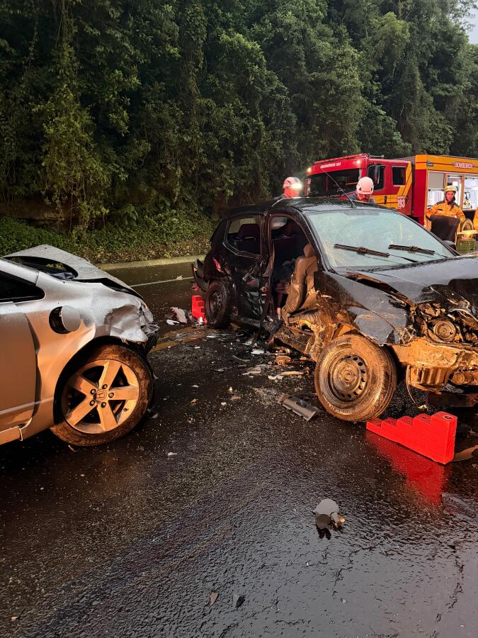 Colisão entre três veículos deixa uma pessoa morta e três feridas na BR-282, em Cordilheira Alta