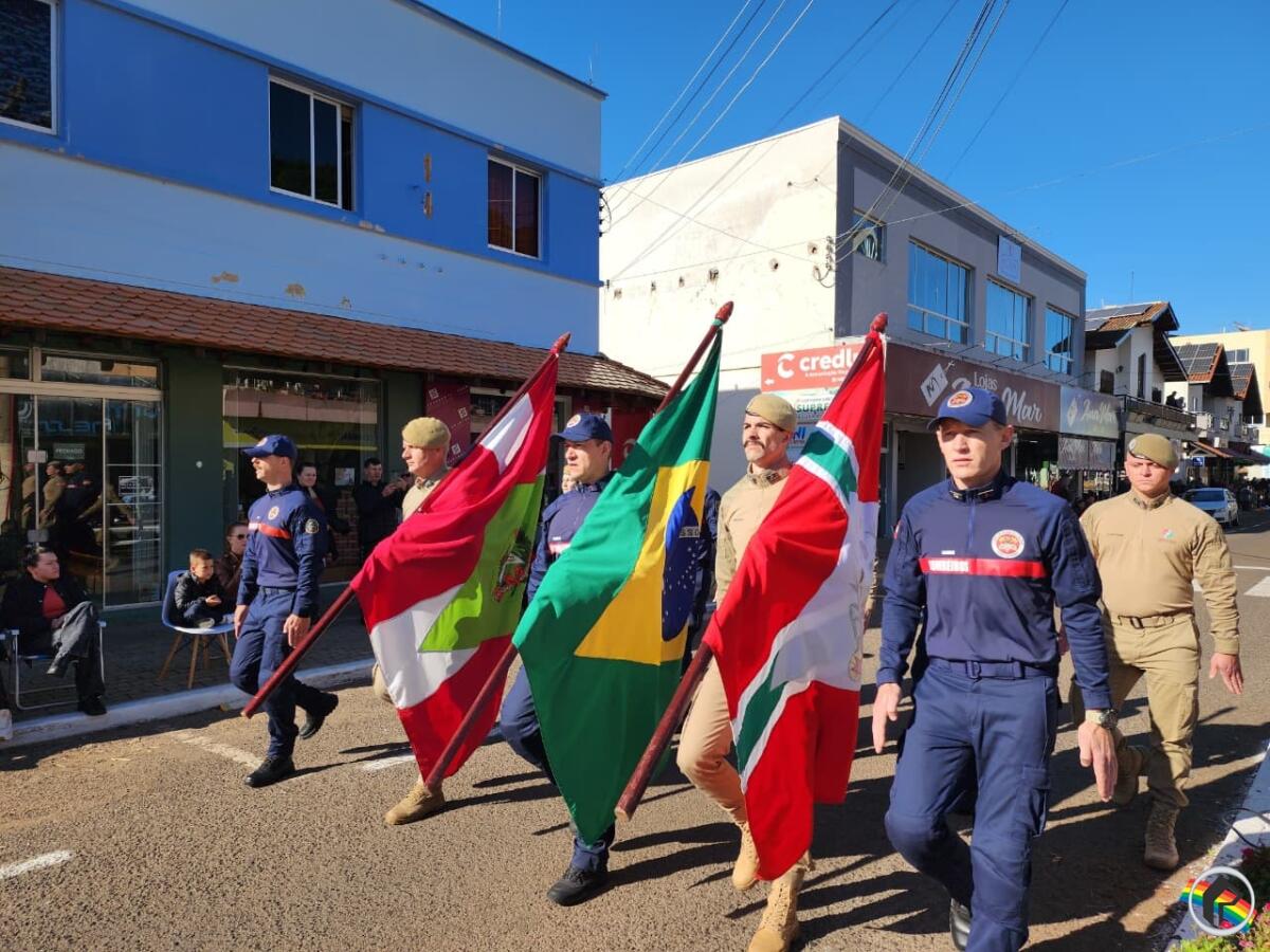 Desfile cívico reúne 38 entidades e celebra patriotismo em Itapiranga