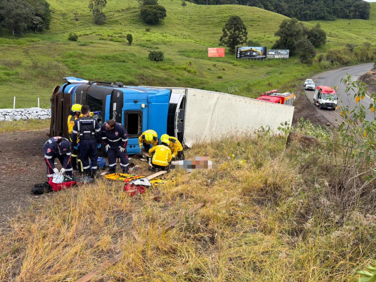 Carreta tomba na BR-282 e deixa motorista gravemente ferido em Descanso