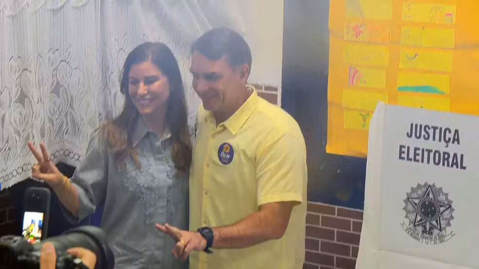 Flávio Bolsonaro vota no Rio de Janeiro e diz é hora de mudança de verdade