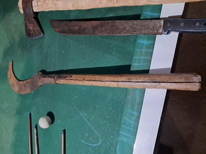 Polícia Militar apreende armas brancas durante operação em bares de Campo Erê