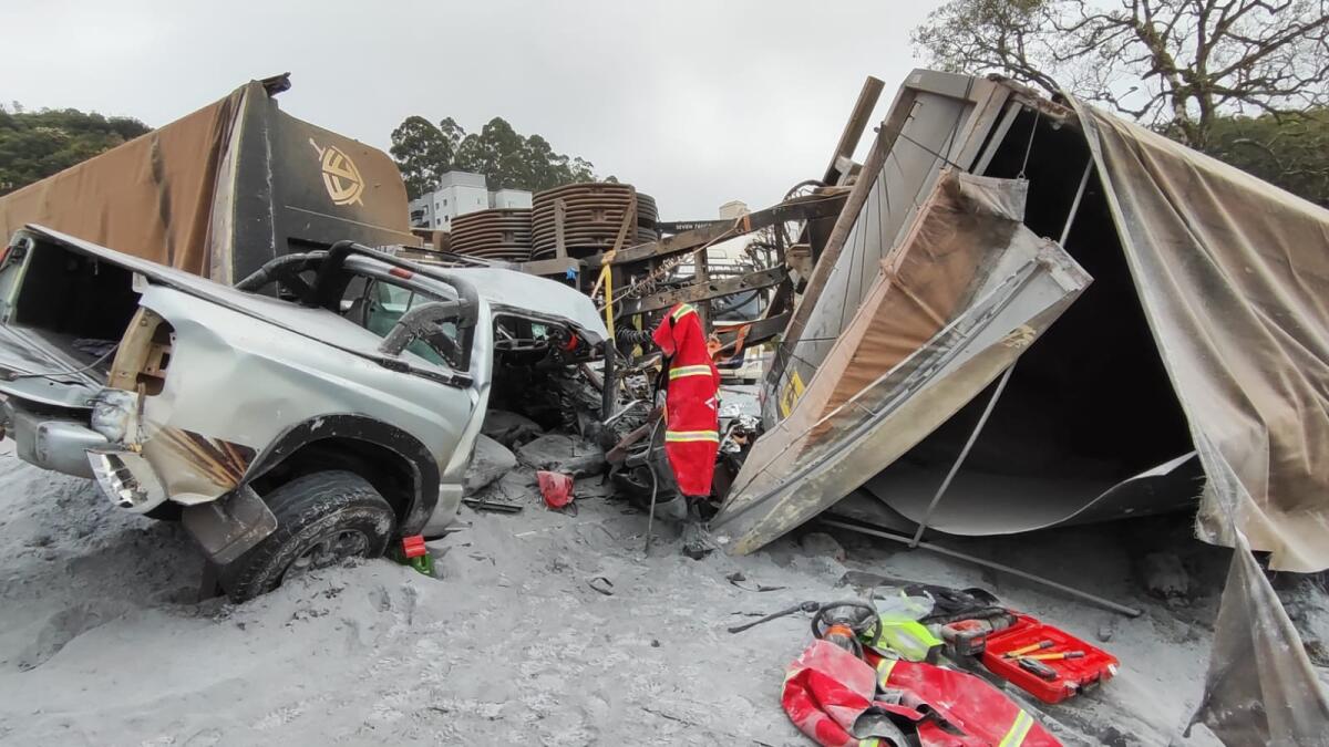 Carreta tomba na BR-282 e deixa três feridos em grave acidente em Cordilheira Alta