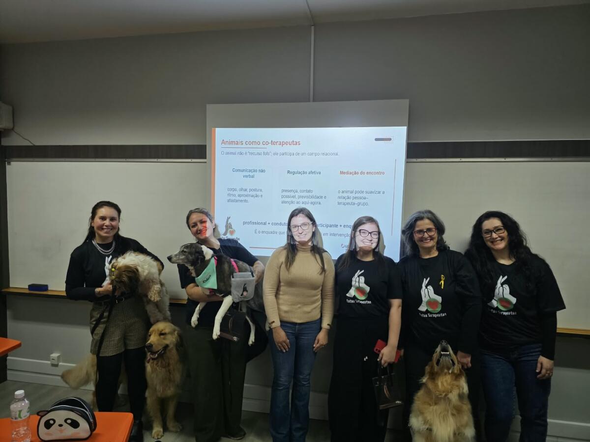 Curso de psicologia da UCEFF promove atividade sobre vínculo terapêutico com participação de cães