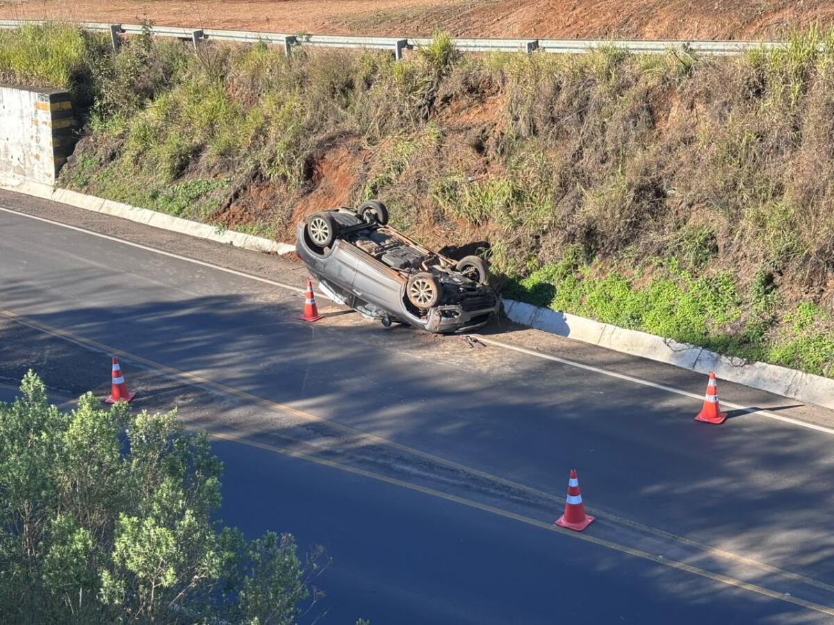 Três pessoas ficam feridas após saída de pista e capotamento na BR-163, entre SMO e Guaraciaba
