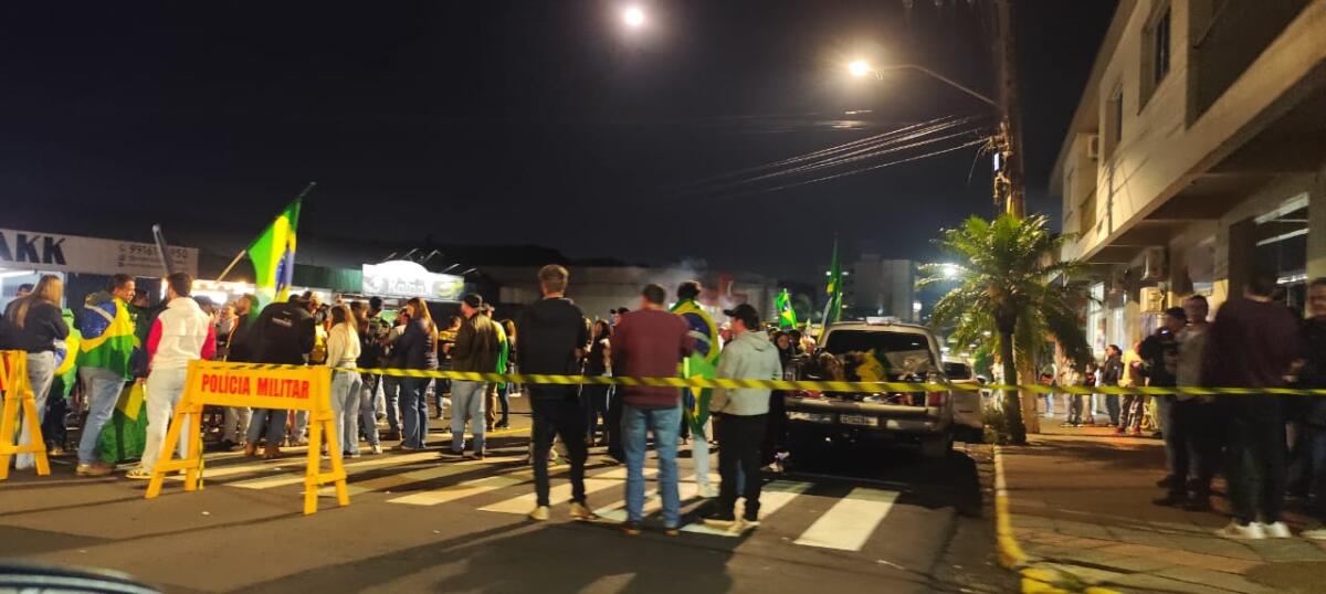 Apoiadores de Flávio Bolsonaro começam comemoração em São José do Cedro