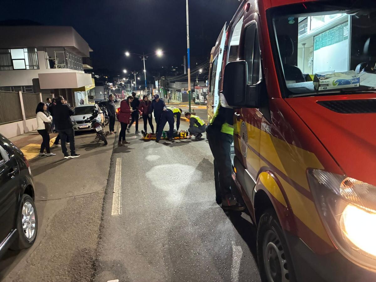 Homem fica ferido após pneu atingir motocicleta no centro de Iporã do Oeste