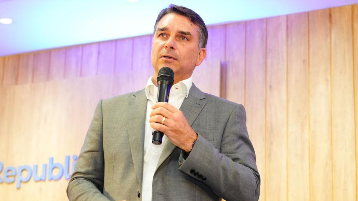 Flávio Bolsonaro afirma que PF determinou entrega de passaportes após visita ao pai