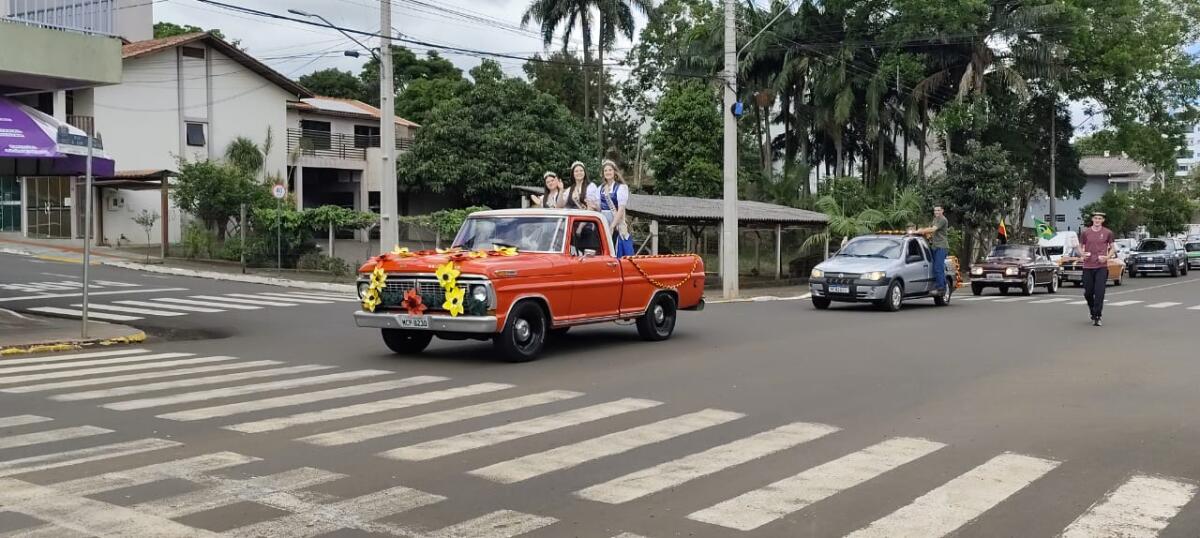 Carreata da 33ª Oktoberfest de Linha Santa Terezinha percorre São José do Cedro