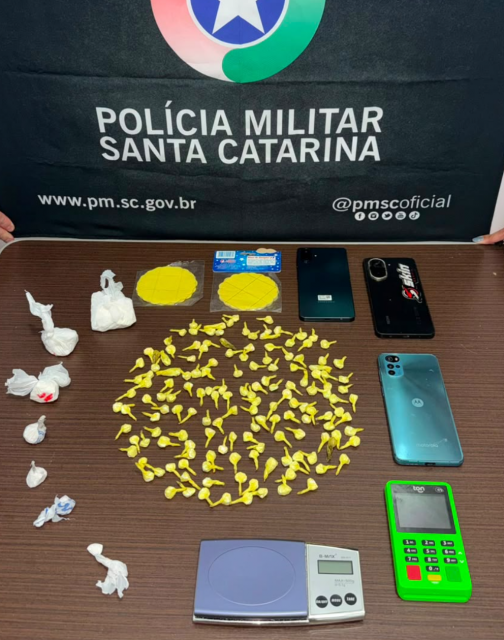 Casal é preso com 155 porções de cocaína em Pinhalzinho