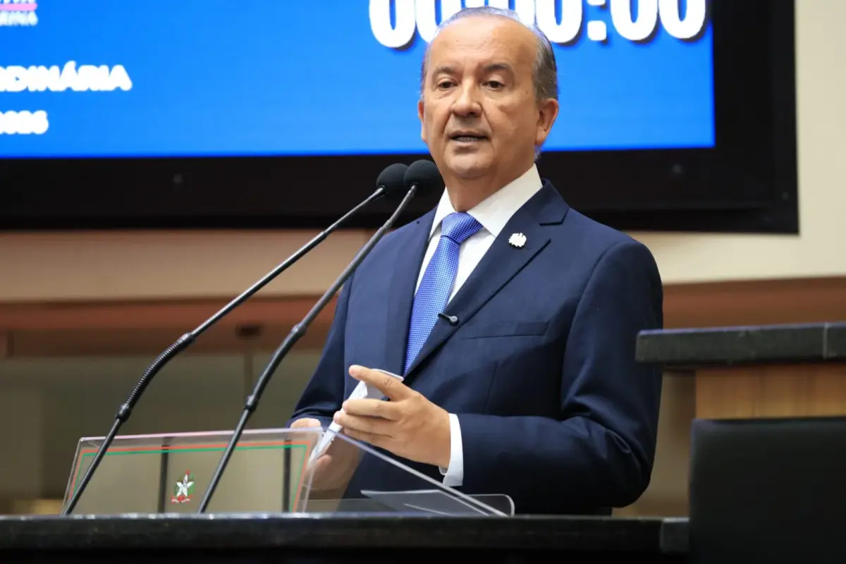Alesc aprova licença de Jorginho Mello e Marilisa Boehm assume governo de SC
