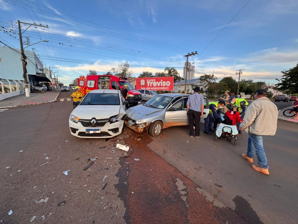 Idosa fica ferida após colisão entre dois carros no bairro Agostini, em São Miguel do Oeste