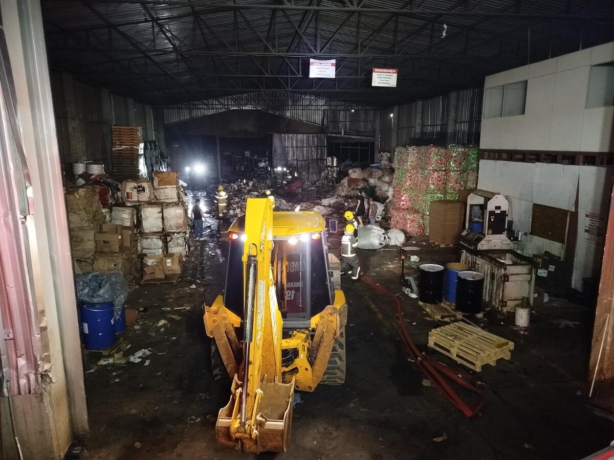 Incêndio atinge indústria e queima cerca de quatro toneladas de material em São Lourenço do Oeste
