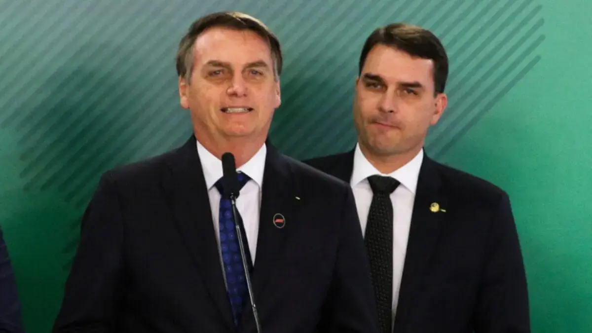 Bolsonaro me disse para ficar firme e que Michelle não é opção, diz Flávio