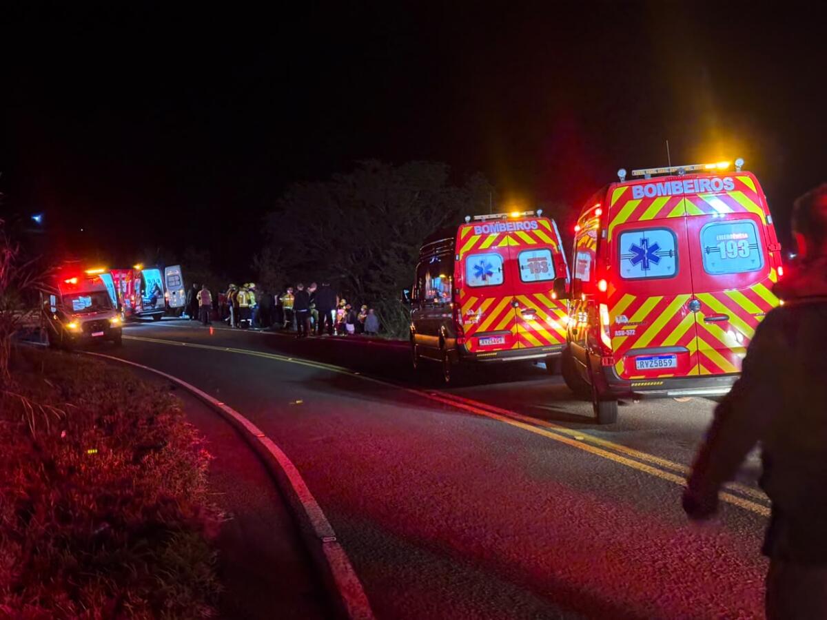 20 bombeiros foram mobilizados no acidente com ônibus na SC-492
