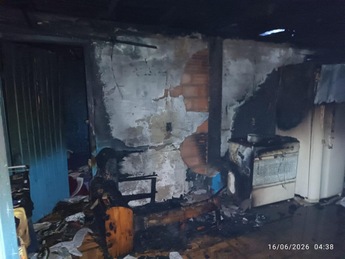 Moradores controlam incêndio em casa antes da chegada dos bombeiros em Belmonte