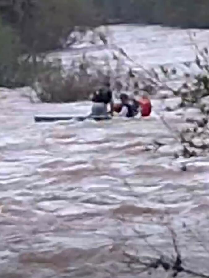 Bombeiros resgatam dois homens após barco virar em rio de Pinhalzinho