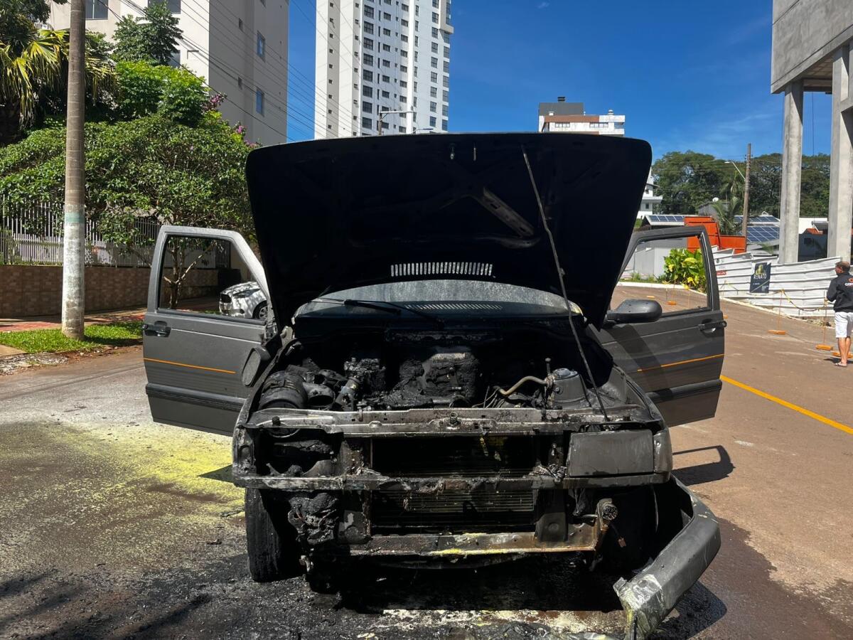Incêndio atinge veículo no centro de São Miguel do Oeste