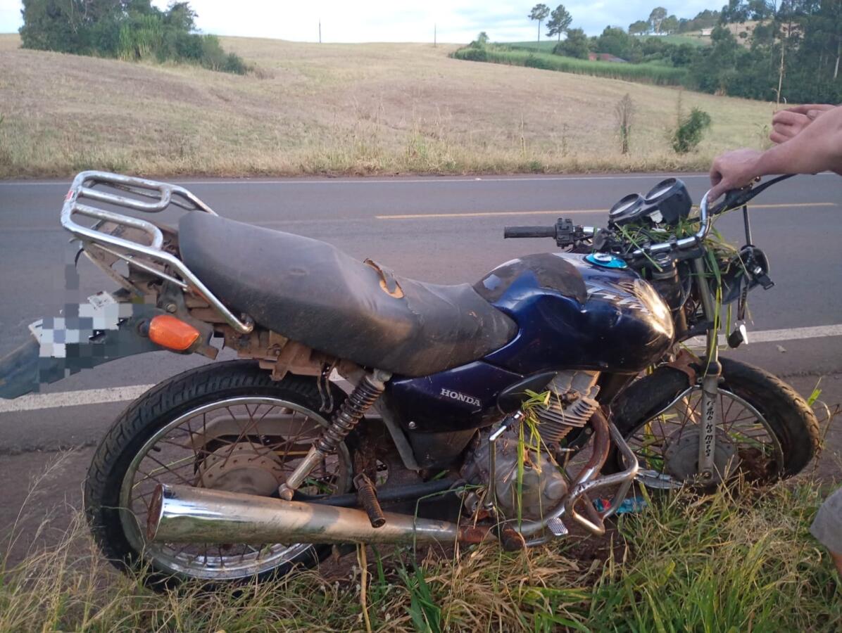 Colisão entre caminhão e moto deixa homem gravemente ferido na SC-163, em Descanso
