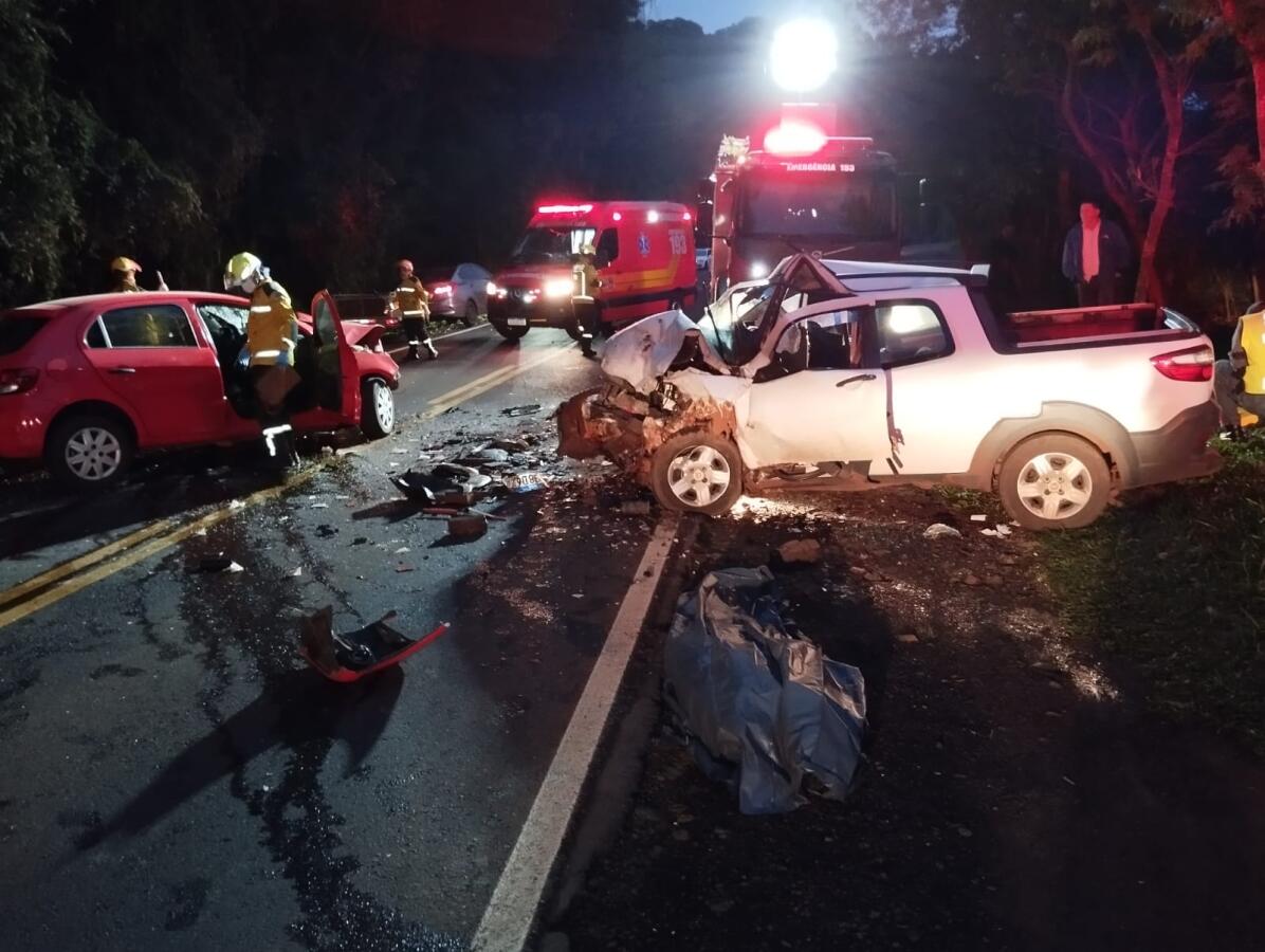 Jovem morre em colisão frontal entre carros na SC-160