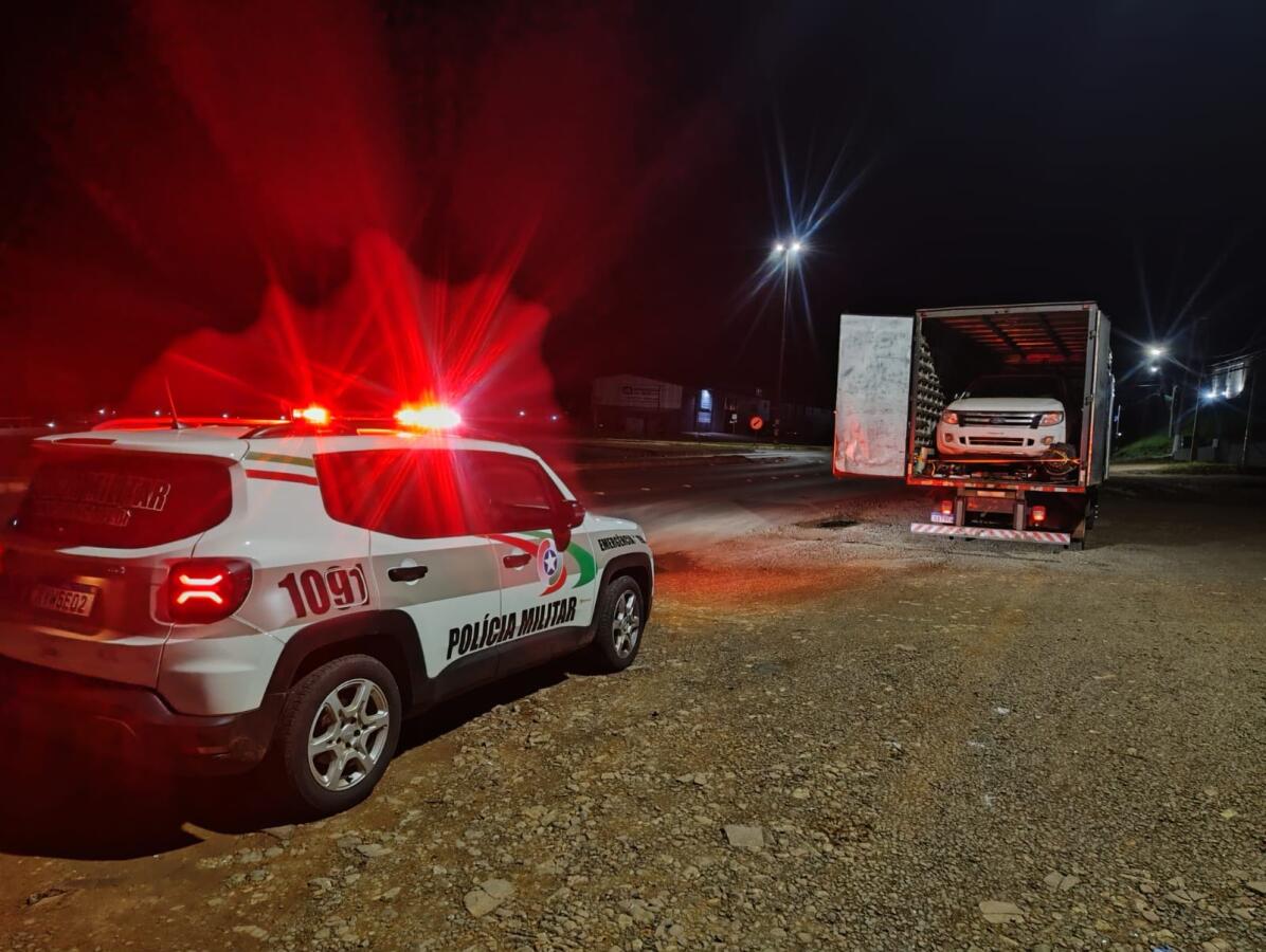 PM encontra caminhonete furtada dentro de caminhão e prende homem em São Lourenço do Oeste