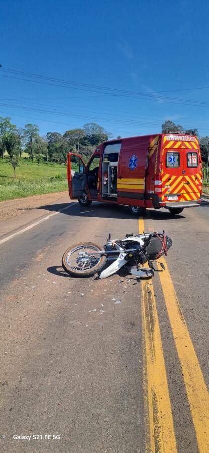 Colisão entre motocicleta e minicaminhão deixa jovem ferido na SC-163