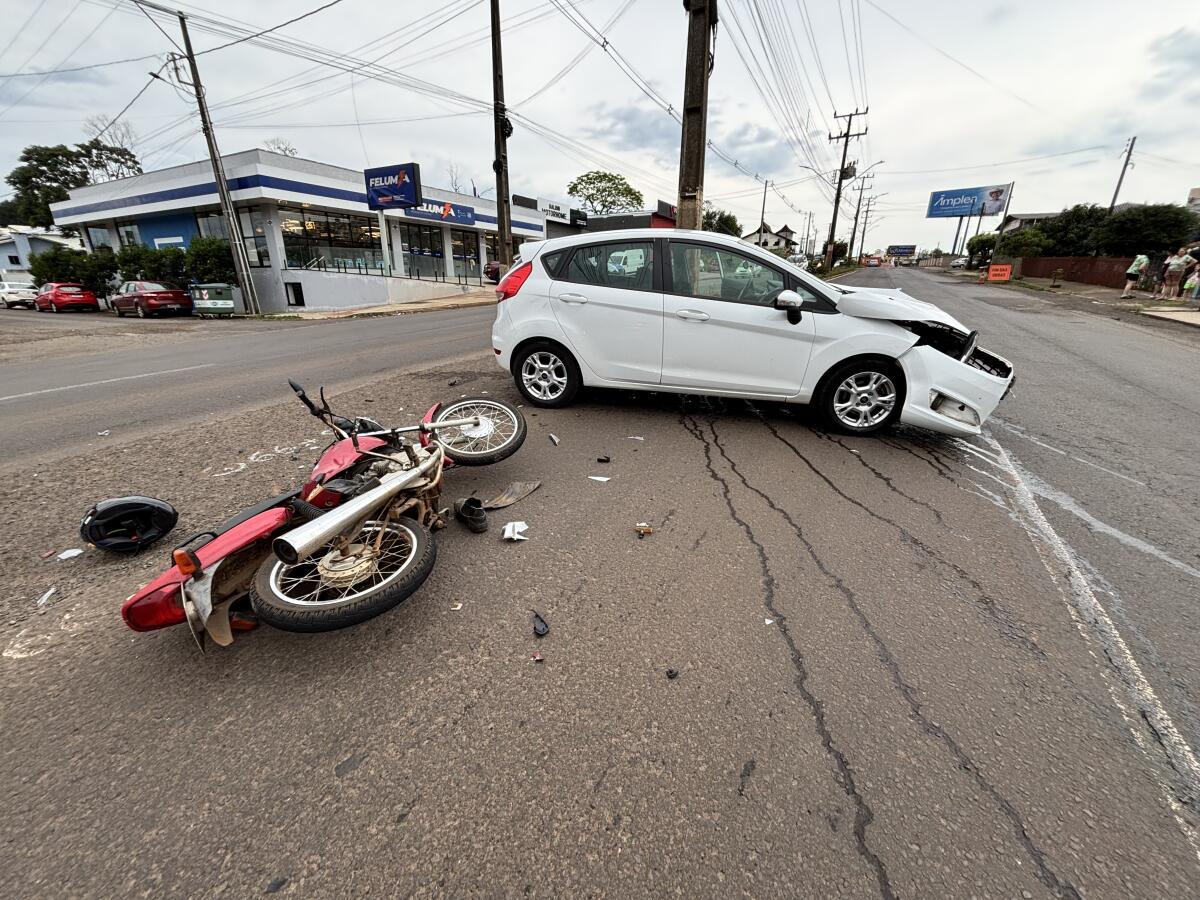 Acidente com carro deixa motociclista ferido na Willy Barth, em São Miguel do Oeste