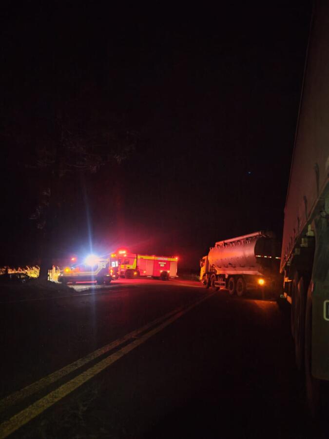 Colisão entre caminhões deixa motorista ferido na SC-157 em São Lourenço do Oeste
