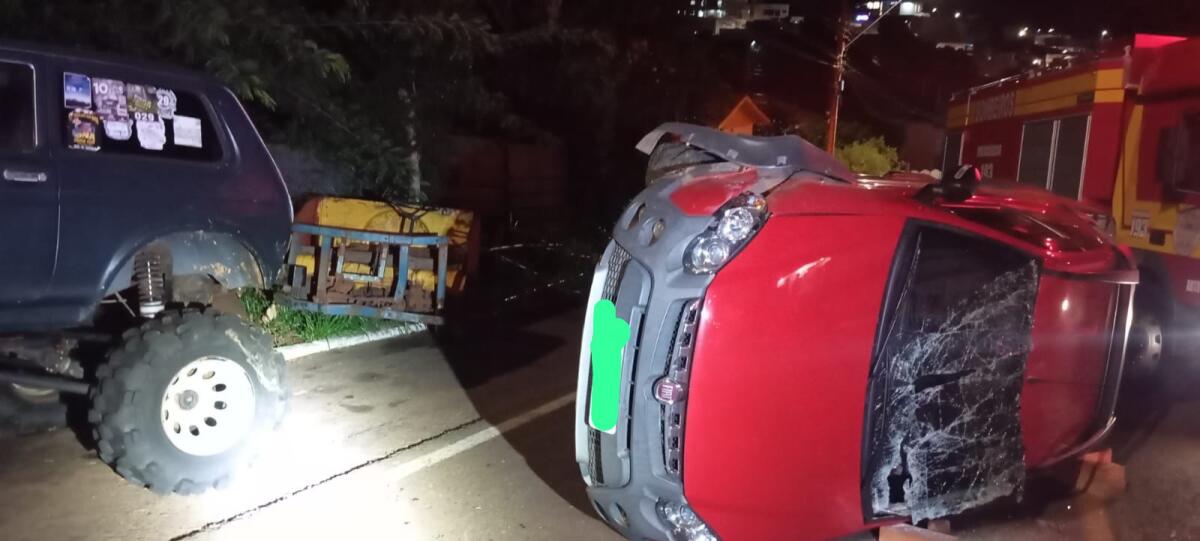 Capotamento no centro de Guaraciaba deixa motorista ferido