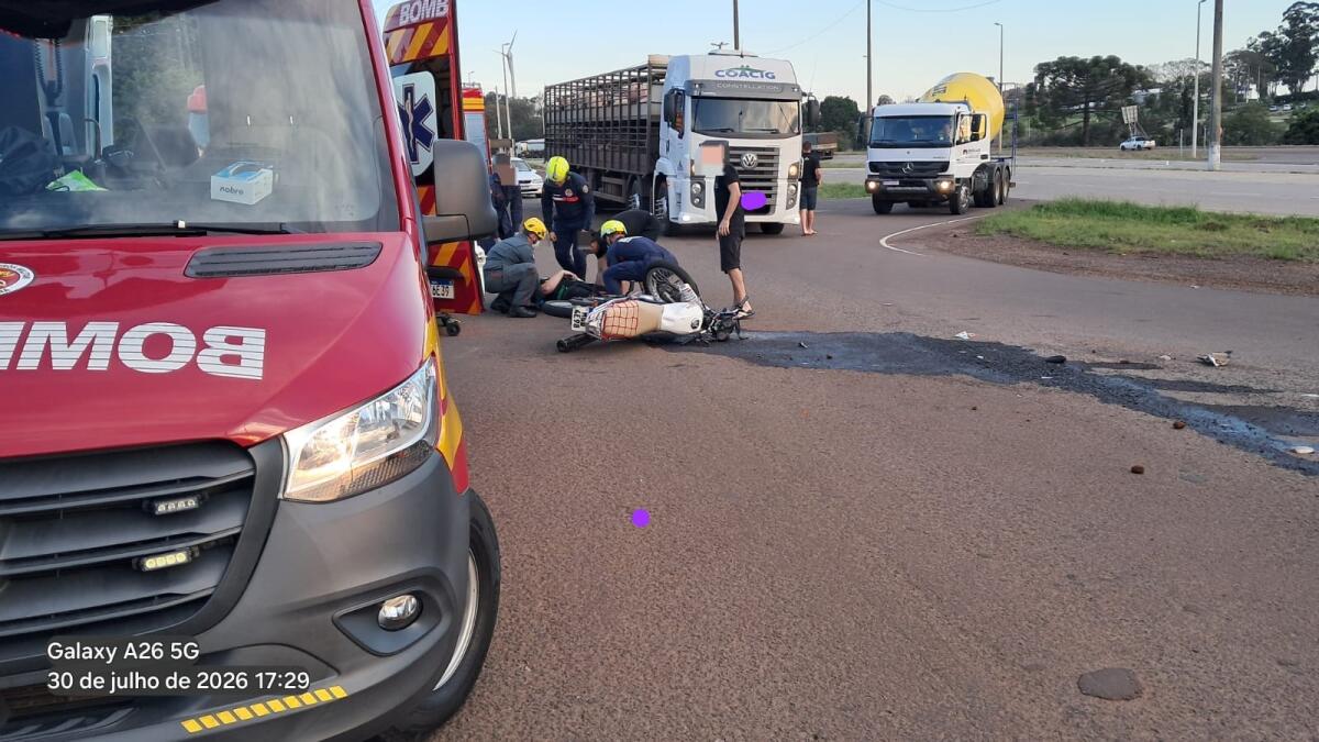 Colisão entre moto e máquina agrícola deixa homem ferido na BR 163