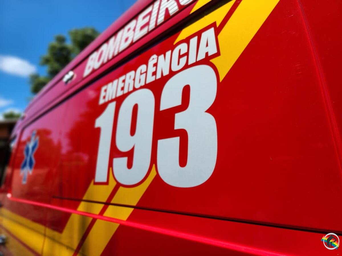 Jovem fica ferido ao colidir moto em poste
