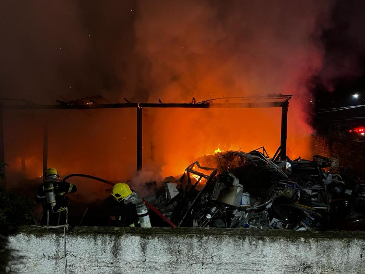 Prejuízo em empresa de recicláveis chega a R$ 90 mil após incêndio na madrugada, em SMO