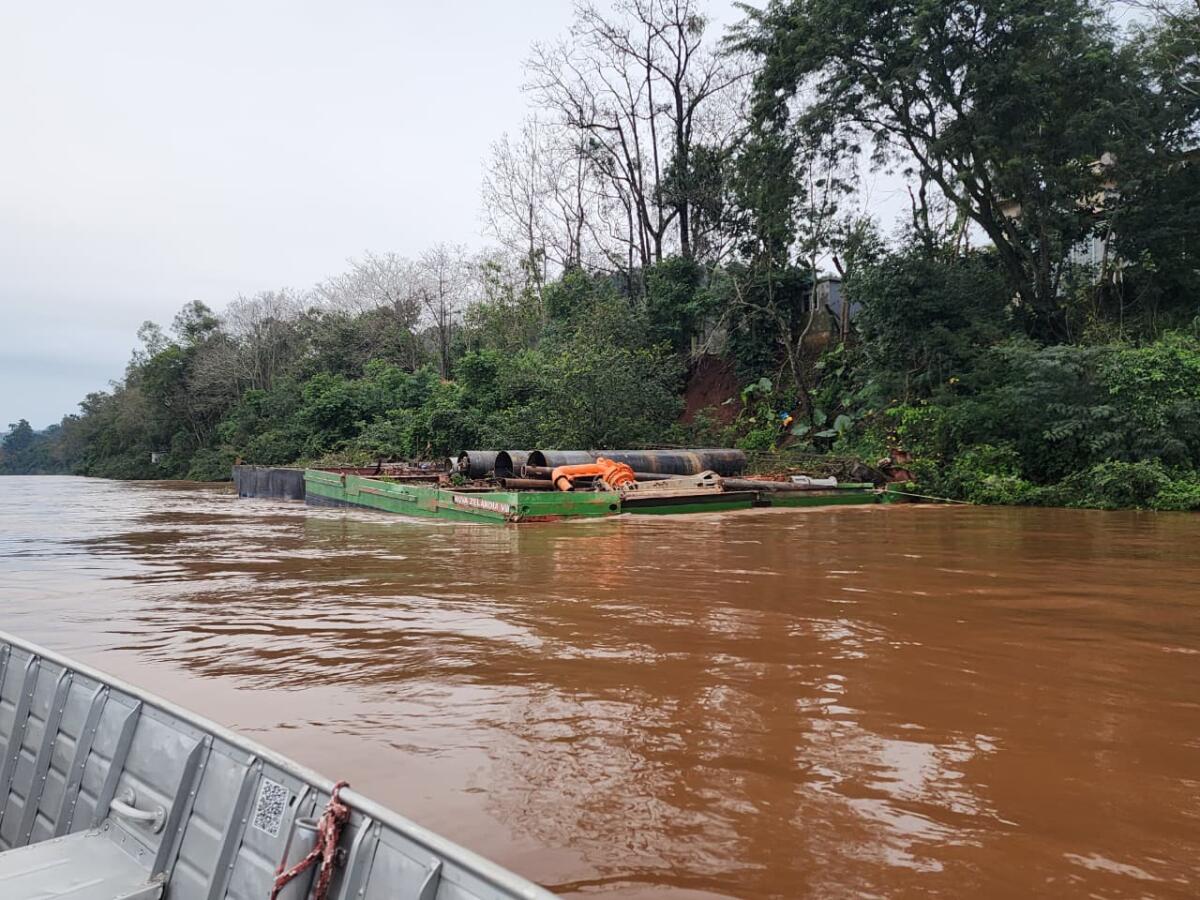 Cheia do Rio Guarita e balsa à deriva suspendem a travessia no Rio Uruguai durante a noite