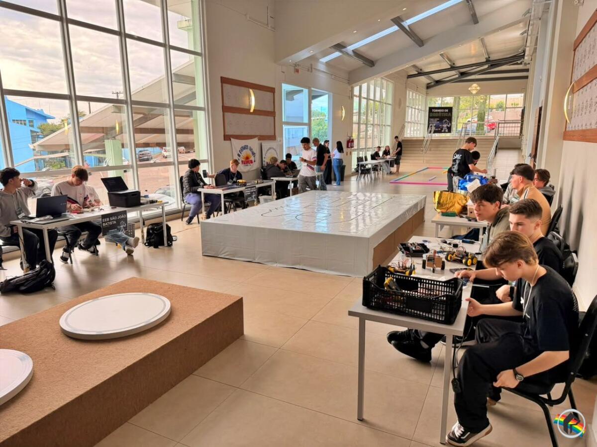 Nove escolas participam do primeiro torneio de robótica na Unoesc em SMO