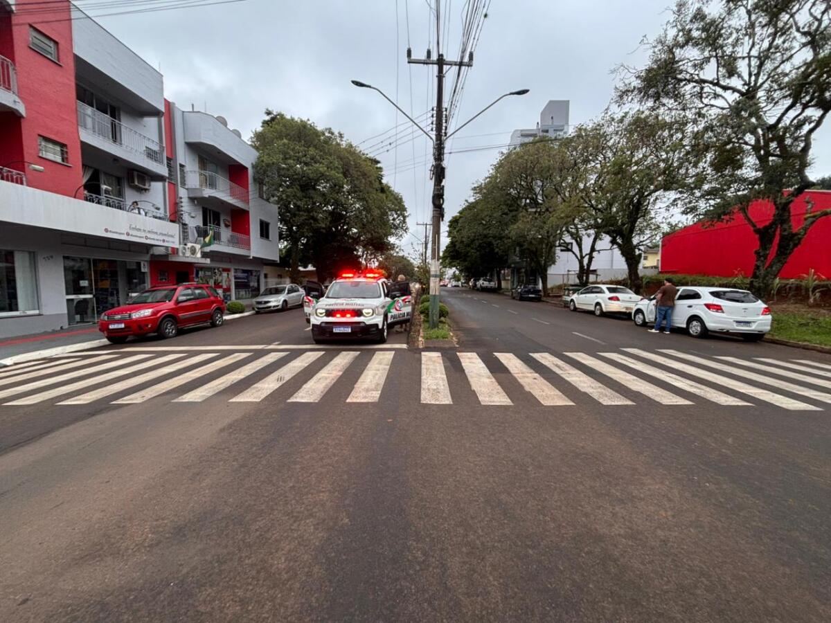 Morador alerta para riscos em cruzamento após atropelamento no Centro de São Miguel do Oeste
