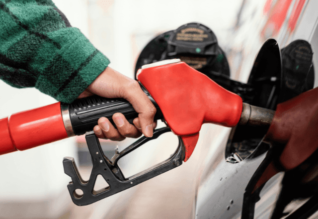 Petrobras deve aumentar preço da gasolina em breve, diz presidente da estatal