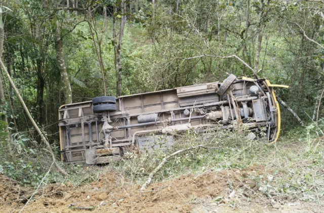 Ônibus escolar tomba em ribanceira com 10 crianças em SC