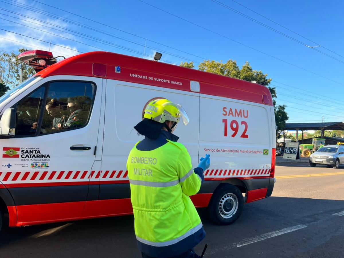 Colisão entre moto e carro deixa jovem com fratura exposta na SC-492 em São Miguel do Oeste