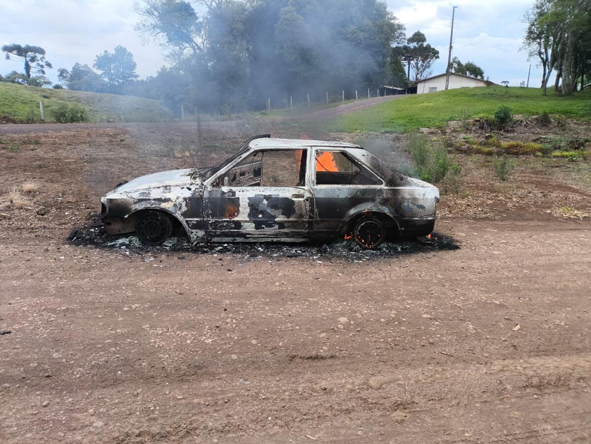 Incêndio destrói carro no interior de Ponte Serrada