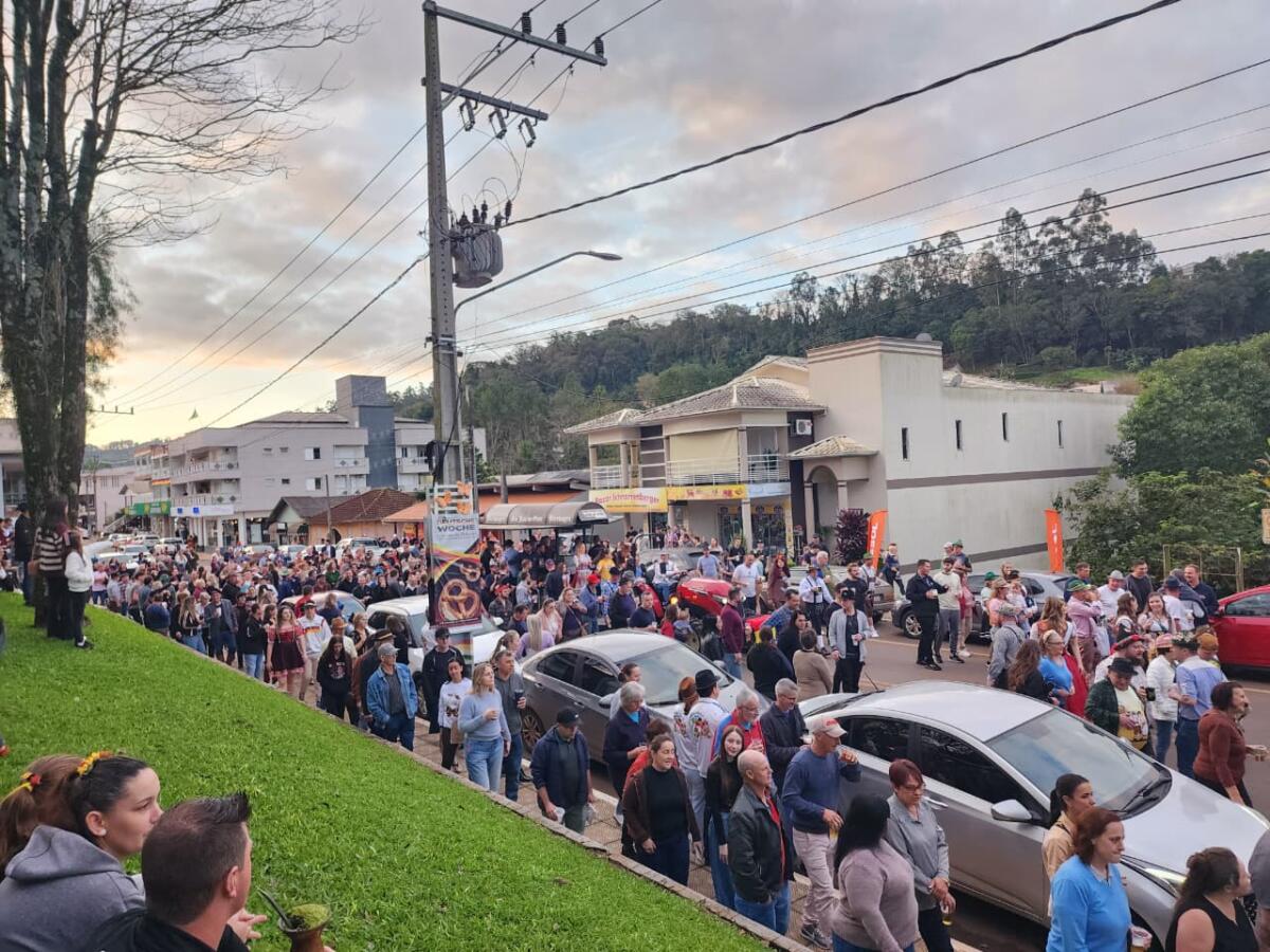 Desfile do Bierwagen lota centro de São João do Oeste na 16ª Deutsche Woche