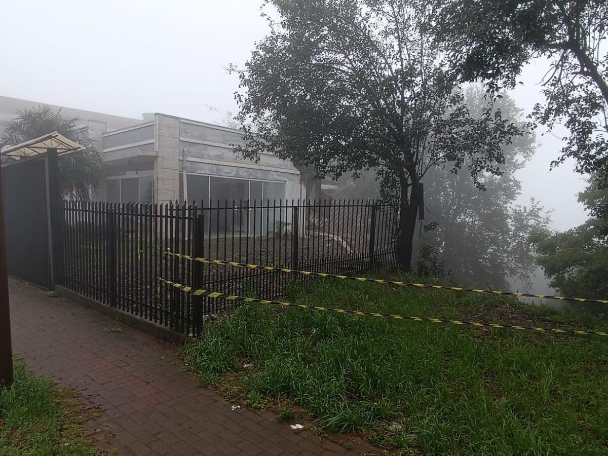 Queda de muro de contenção provoca movimentação de terra e deixa casa interditada em Barracão