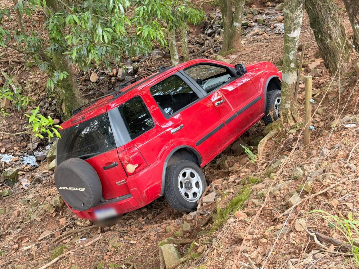 Carro capota e cai em barranco no bairro Estrela, em São Miguel do Oeste