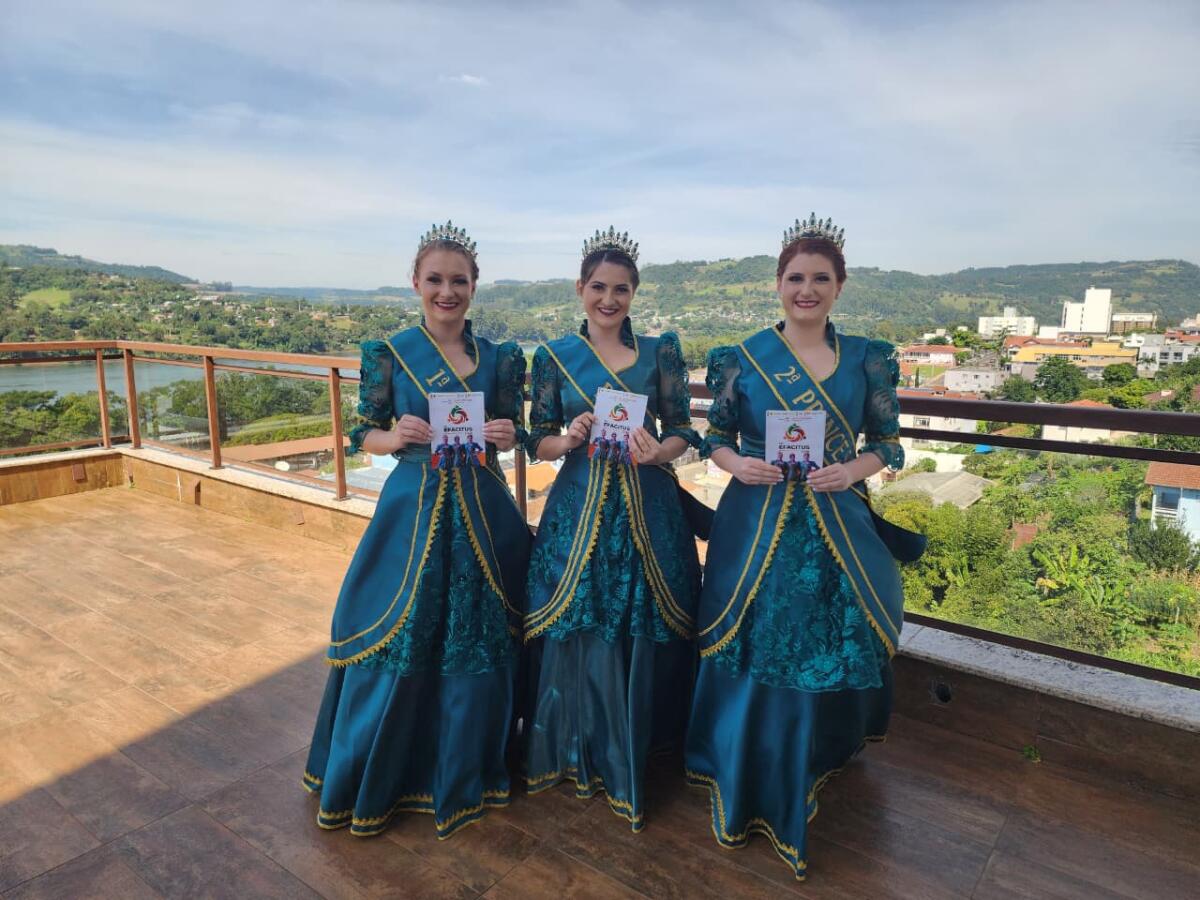 Soberanas de Tunápolis visam a Rádio Itapiranga para divulgação da 16ª Efacitus