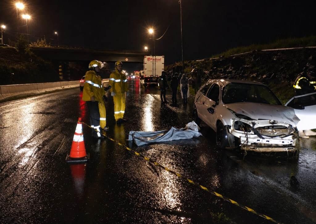 Menino de 7 anos morre em capotamento de automóvel na BR-282