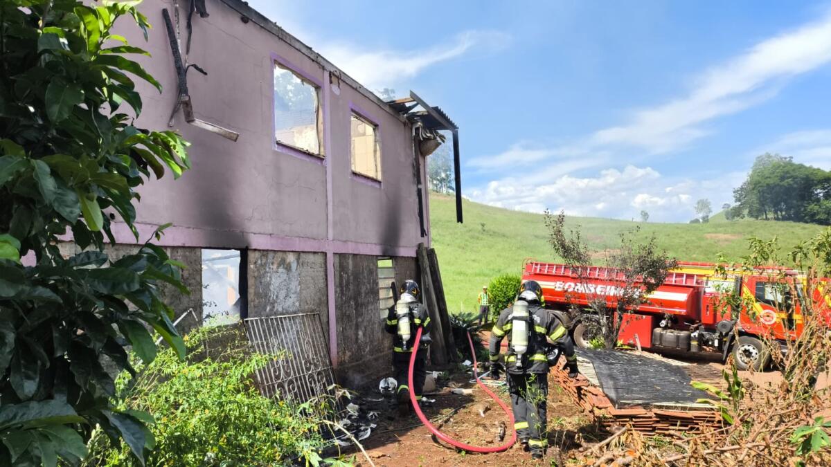 Incêndio destrói residência no interior de Descanso