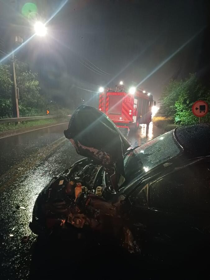 Motoristas saem ilesos de acidente entre carro e caminhão em Itapiranga