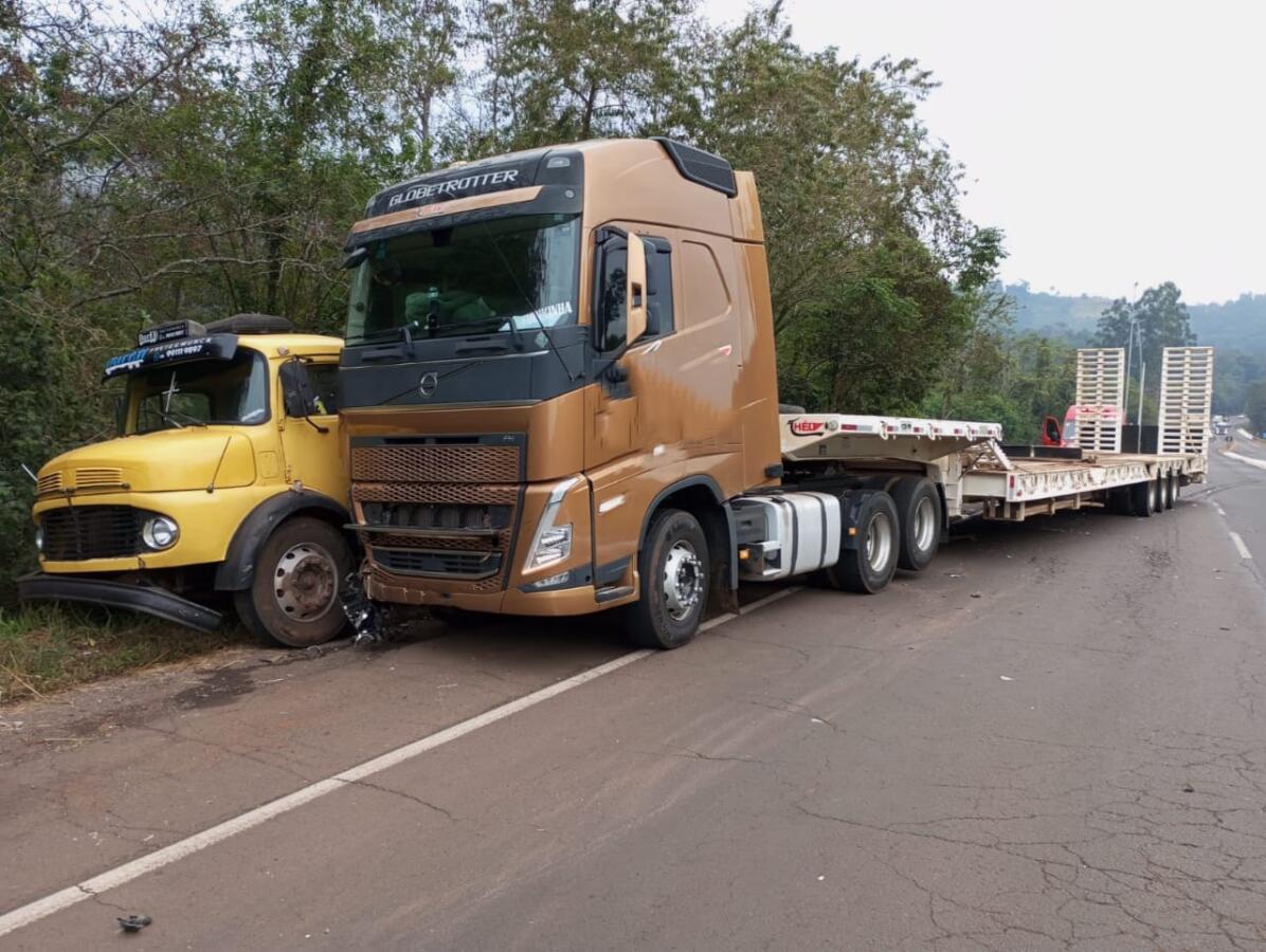 Colisão entre dois caminhões e carro deixa dois feridos na BR-158