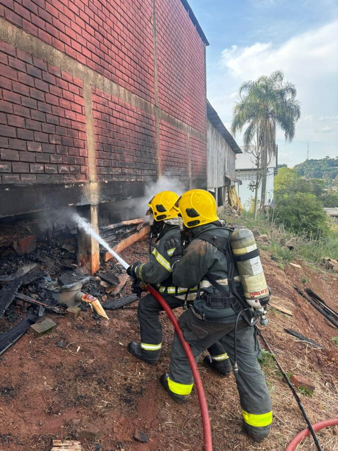 Fogo atinge cerca de 50 metros quadrados de barracão em Cunha Porã