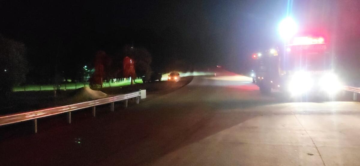 Carro sai da pista, bate em barranco e capota na SC-305