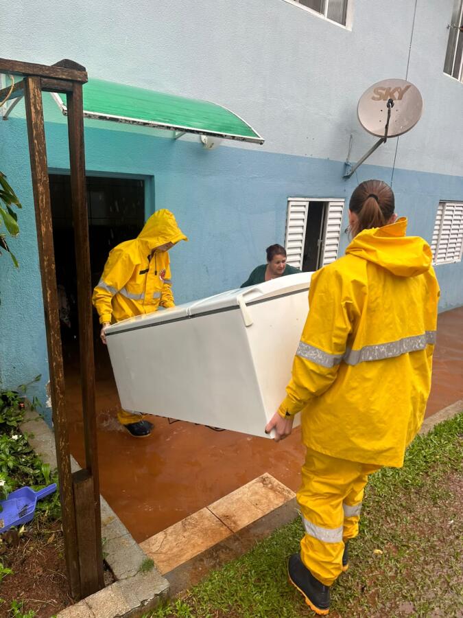 Casa é atingida por alagamento no bairro São Cristóvão, em São José do Cedro