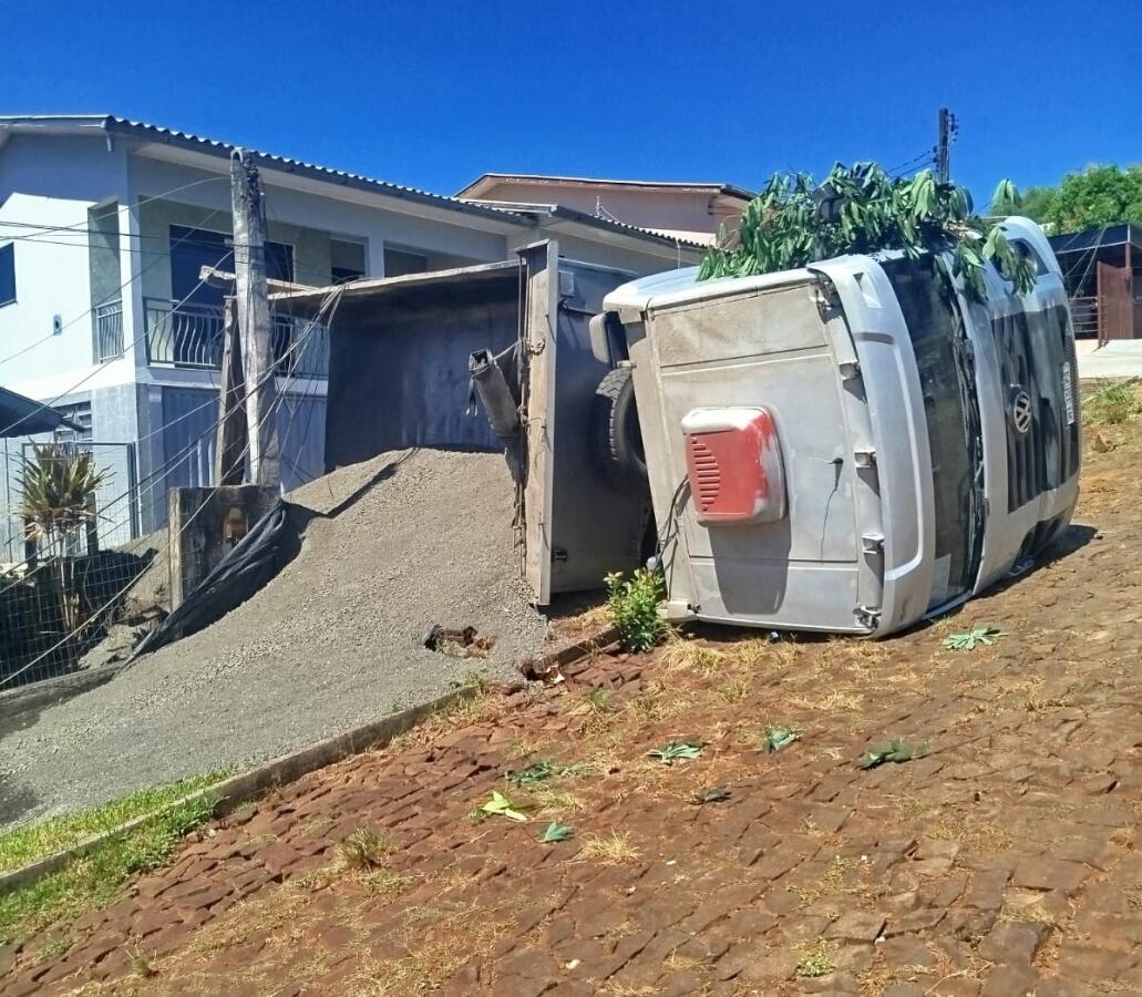 Caminhão tomba e atinge rede elétrica em Palmitos